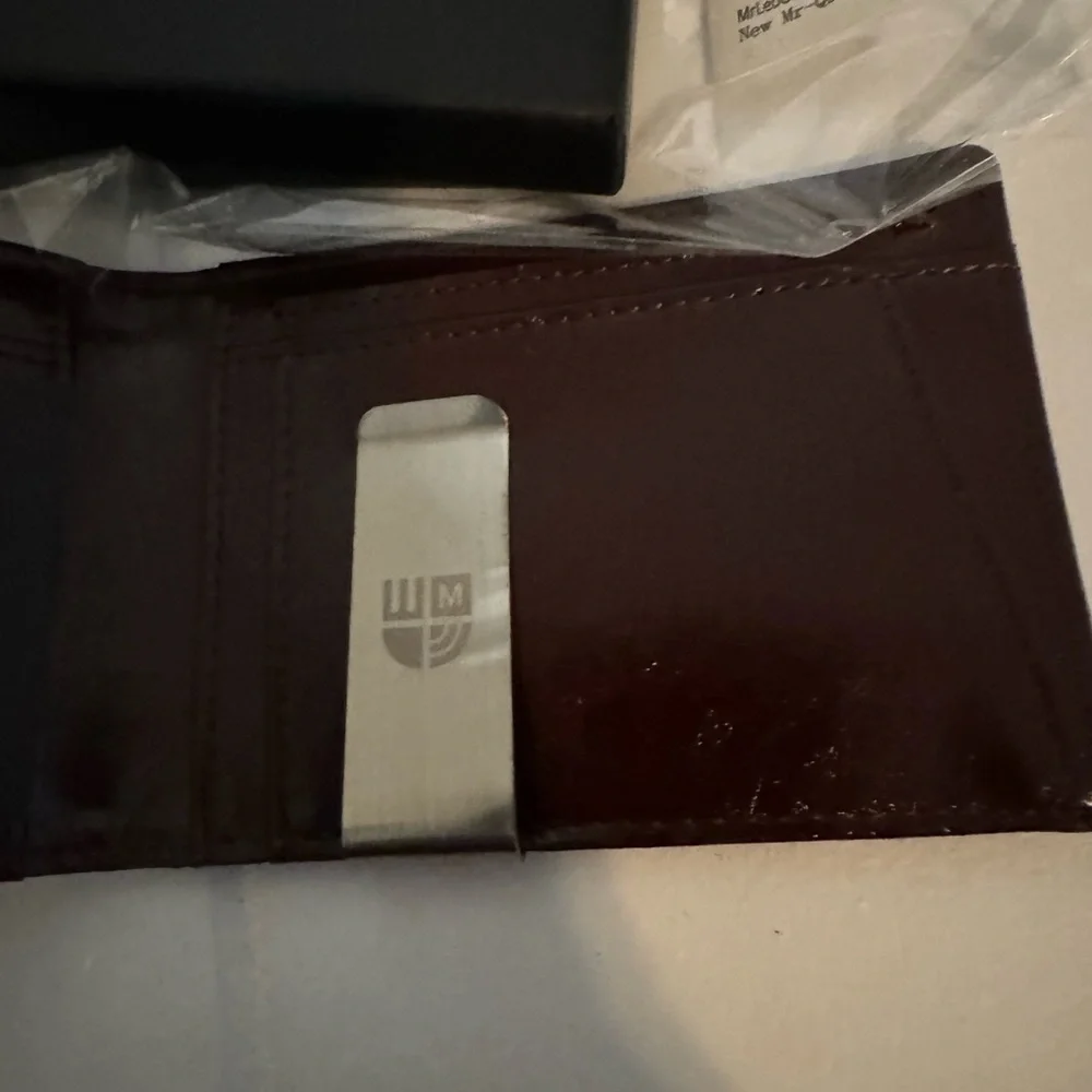 Men’s Slim Wallet with money clip Giftable
